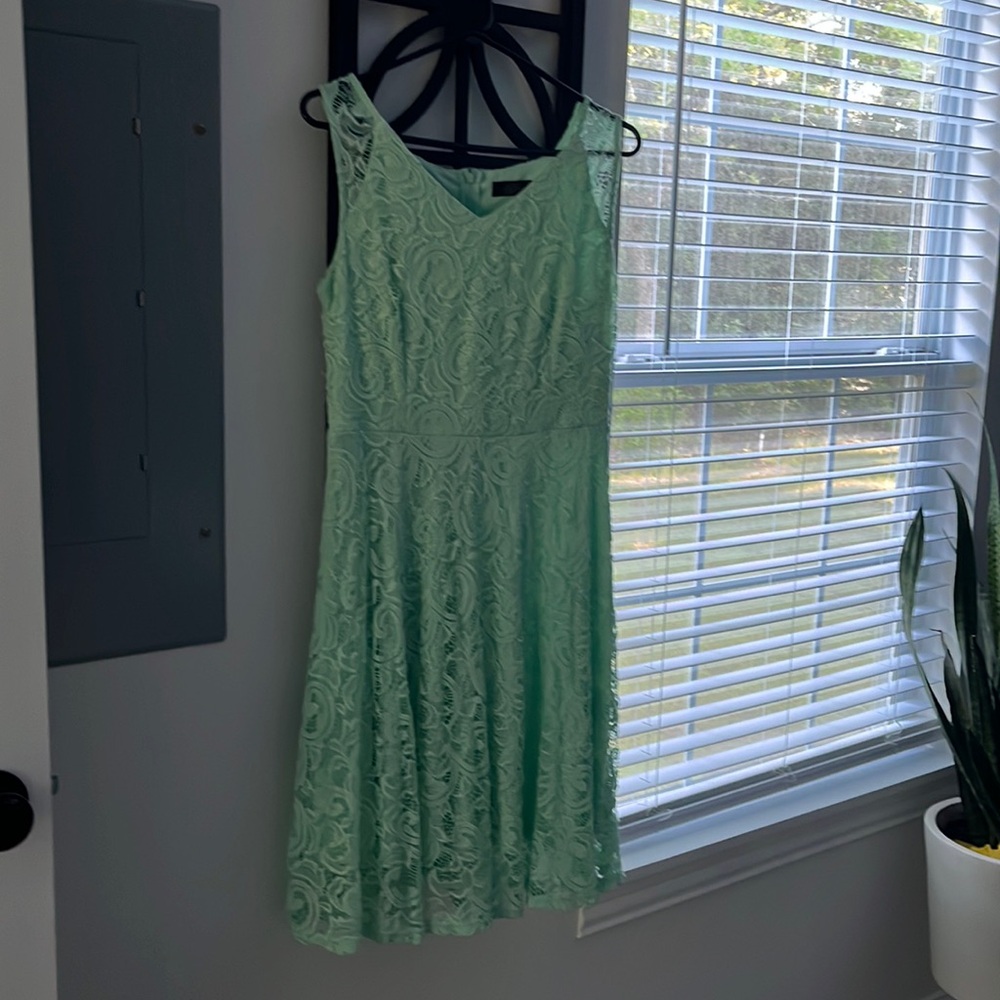 Sleeveless mint green lace dress